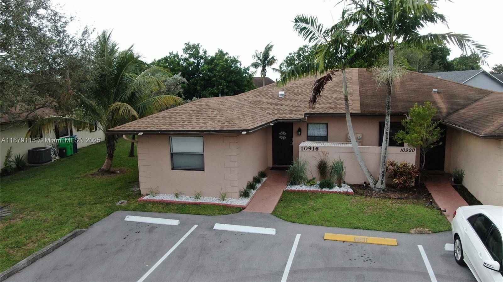 This 3 bed 2 bath villa is move in ready !