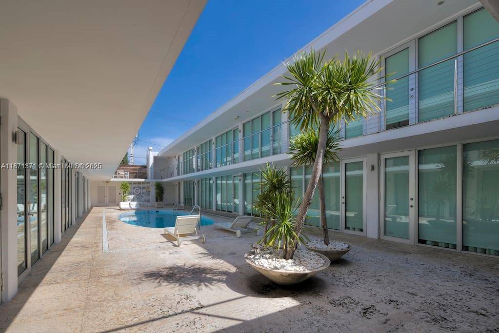 Fontana Condo Award winning art deco landmark in coveted South Beach !