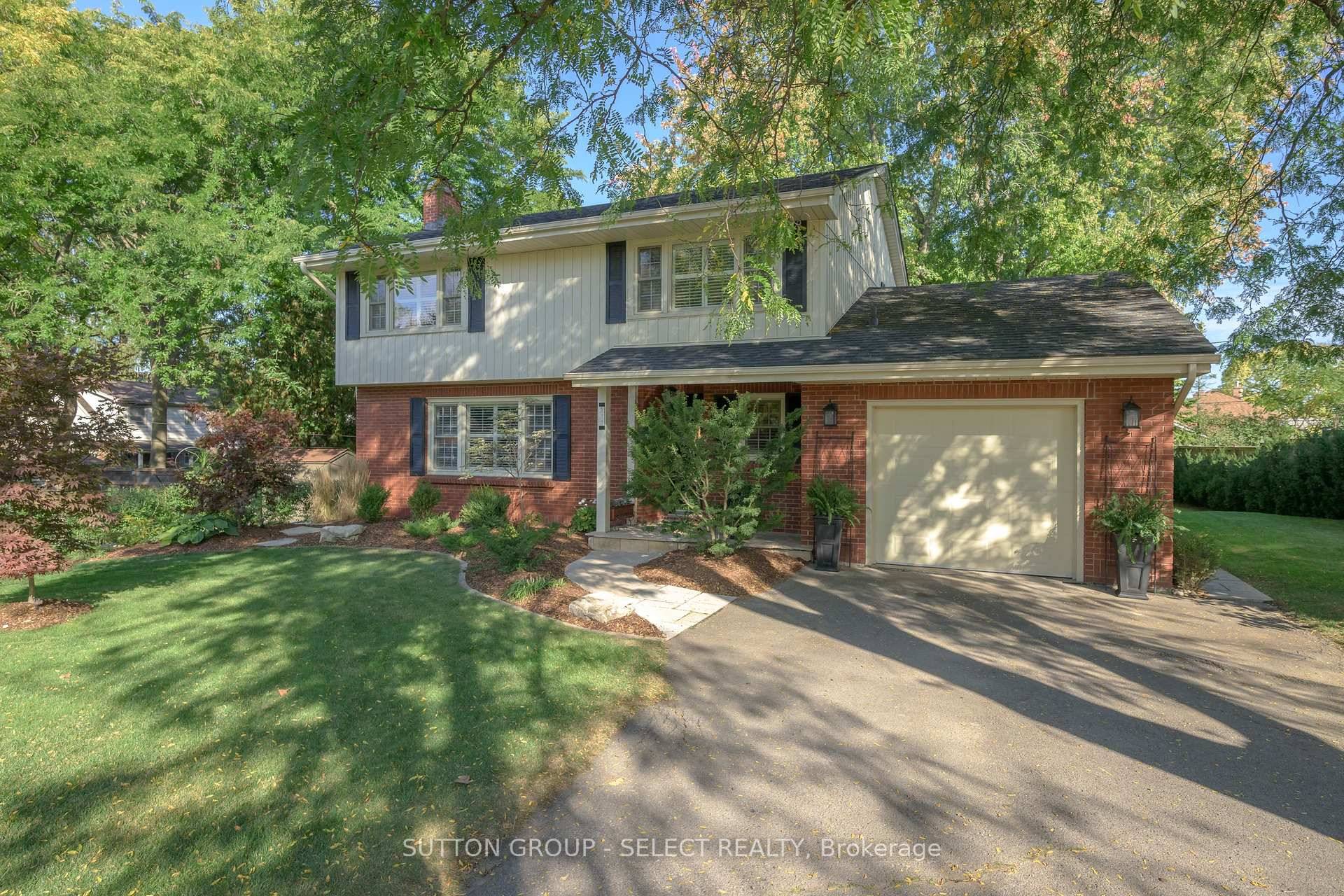 Pride of ownership shines in this beautifully maintained 3 bedroom, 2 bath, 3 fireplace home located across the street from Highland Golf Course, just minutes to Victoria Hospital, Wortley Village, ...