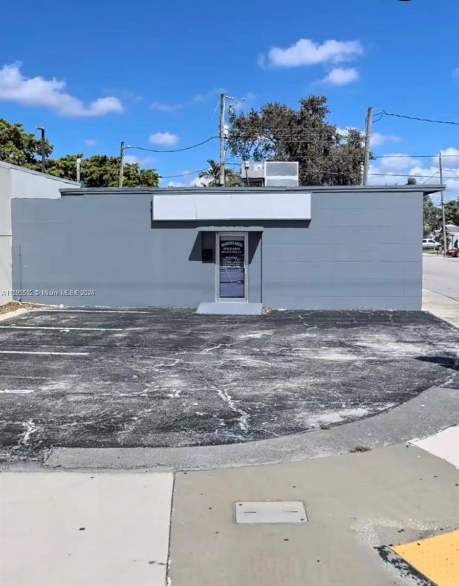 Property is facing Hallandale Beach Blvd, 1 block from US 1, 5 mins to I 95.