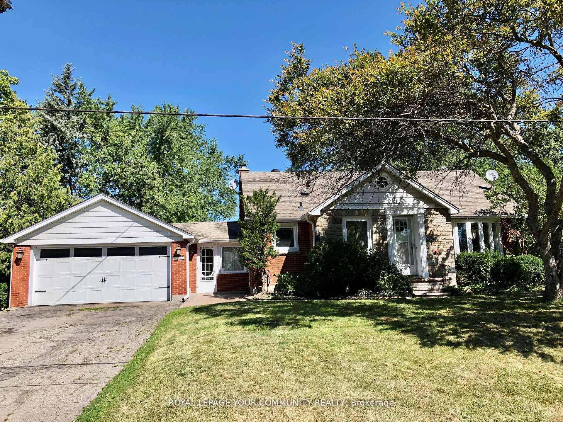 Well maintained cozy Bungalow in the heart of King City.