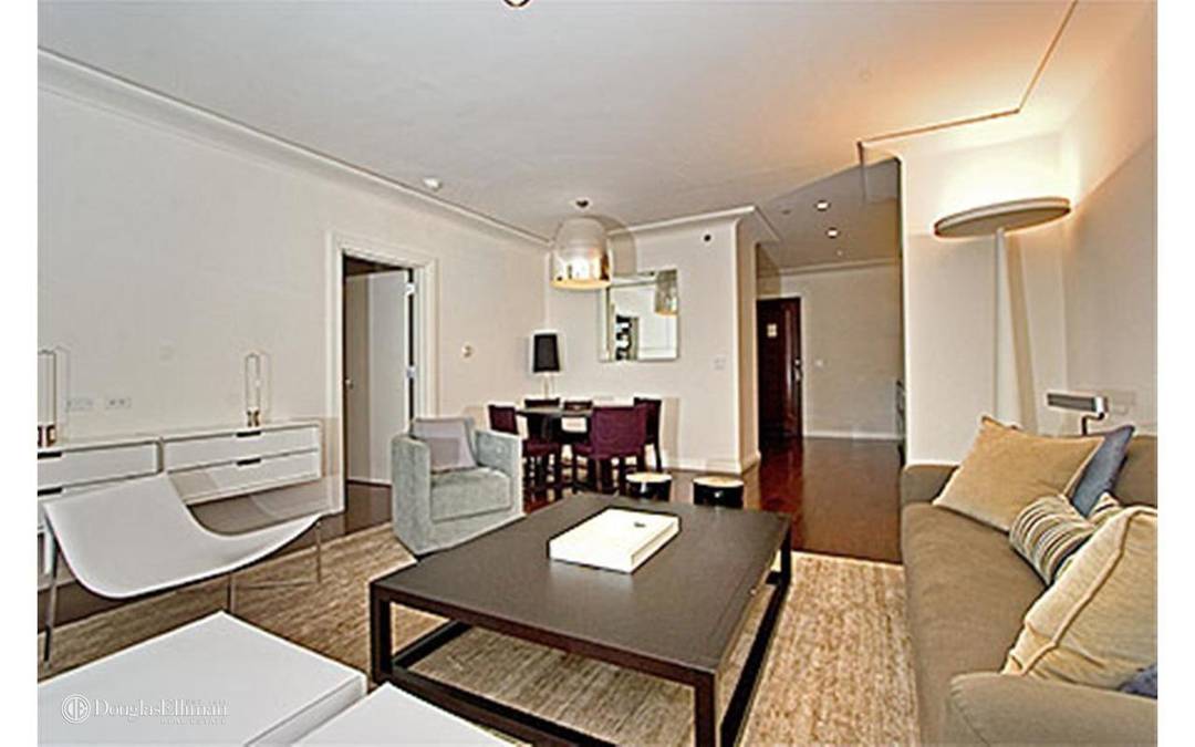Anything but ordinary ! For the discerning even if not full time New Yorker, this 1092 SF one bedroom, one and a half bath perfect pied a terre at the ...