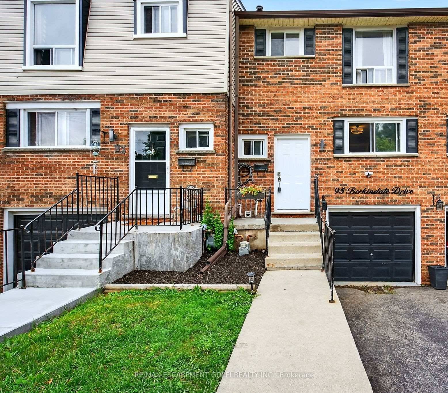 Welcome to this affordable 2 storey condo townhouse nestled in lower Stoney Creek.