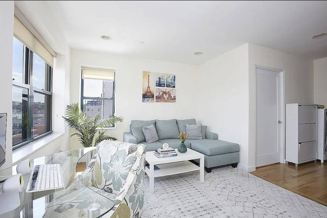Sun drenched and inviting, this corner one bedroom residence at Gateway Tower is bathed in brilliant natural light from its eastern and southern exposures, showcasing open views over Harlem and ...