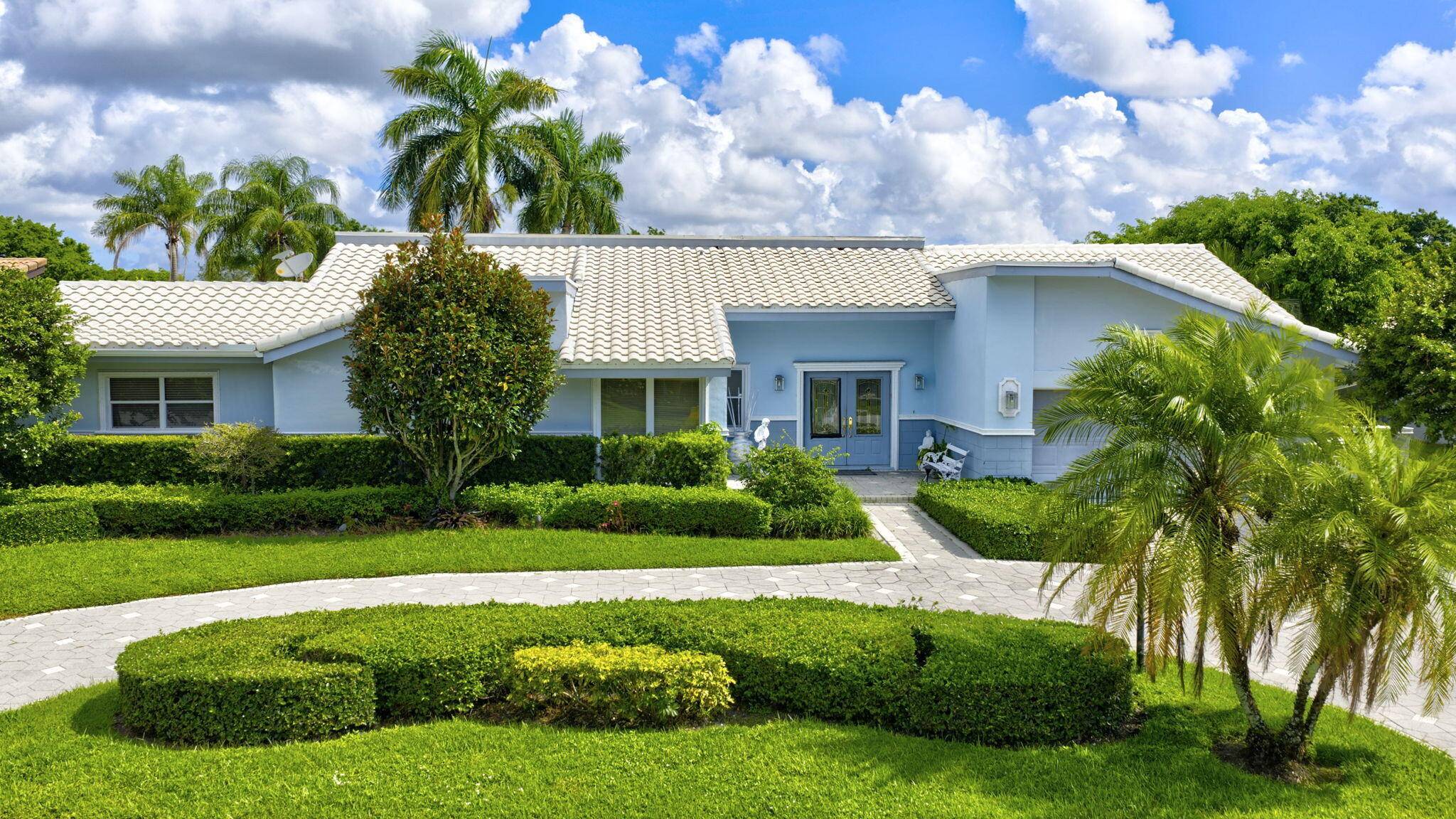 This expanded 500 Model Home is Situated on a beautiful and private lake property on a boutique street at Seagate Golf at The Hamlet, where membership is always buyers option ...