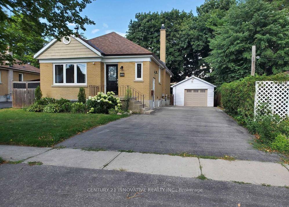 Prime Location ! Just a 2 minute walk to the bus stop with a direct route to UOIT Durham College, and only minutes from shops, restaurants, doctors, schools, and all ...