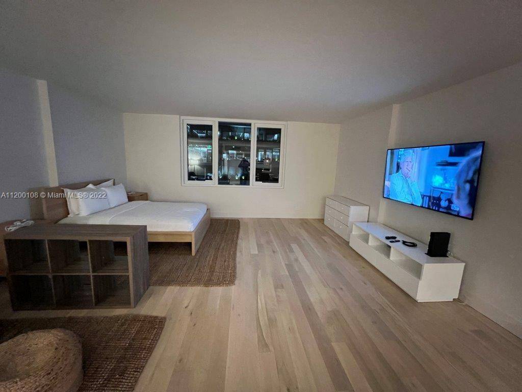 Beautiful, modern studio residence inside one of South Beach s hottest addresses.