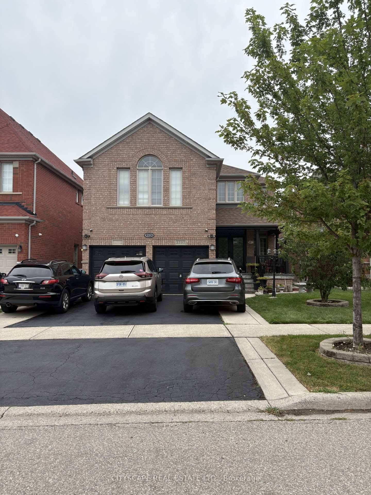 Bright and spacious 2Br 2Wr basement apartment with a private side entrance in the highly sought after Churchill Meadows area.