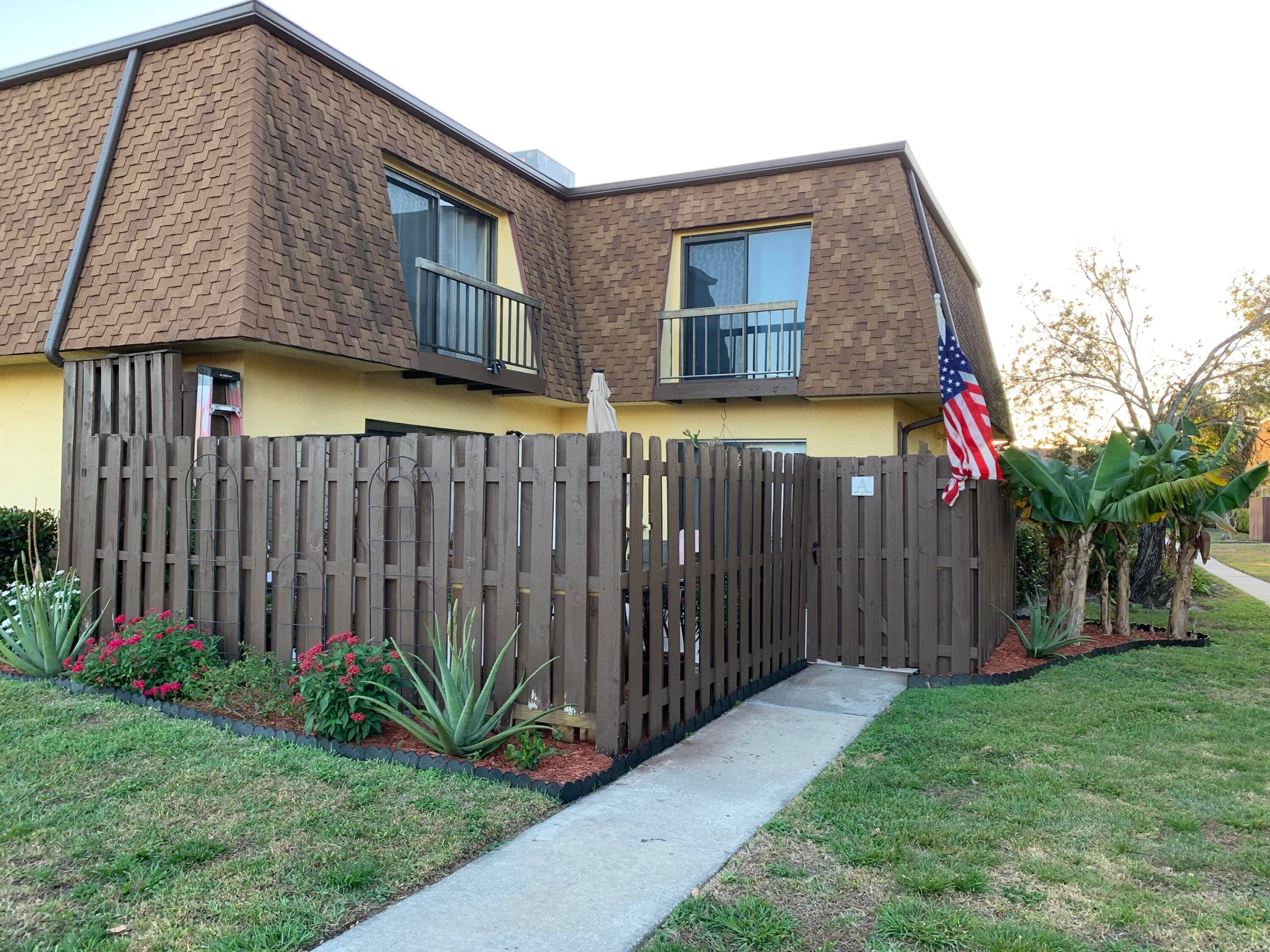 NEW ROOF 2022, NEW AC. A rated Schools, Sims is a Boating community in the heart of Jupiter.