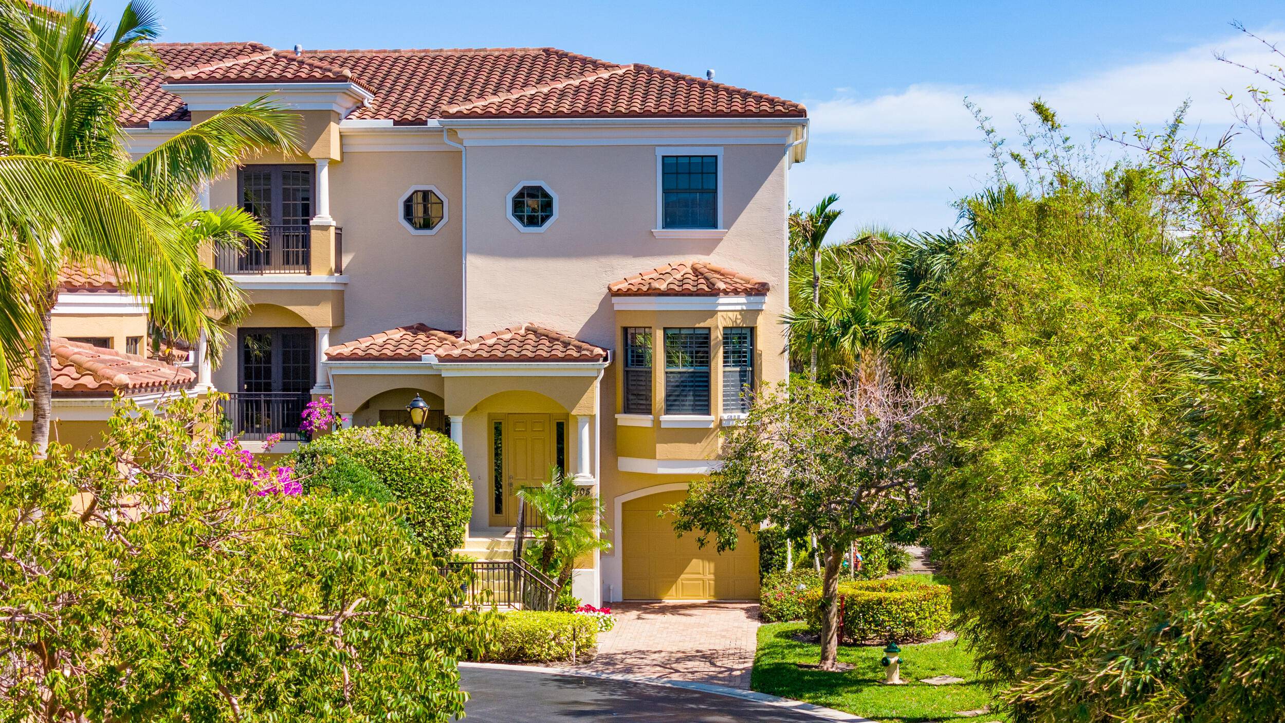 Casa Del Sol is a quaint, luxury community consisting of 41 three story townhomes.