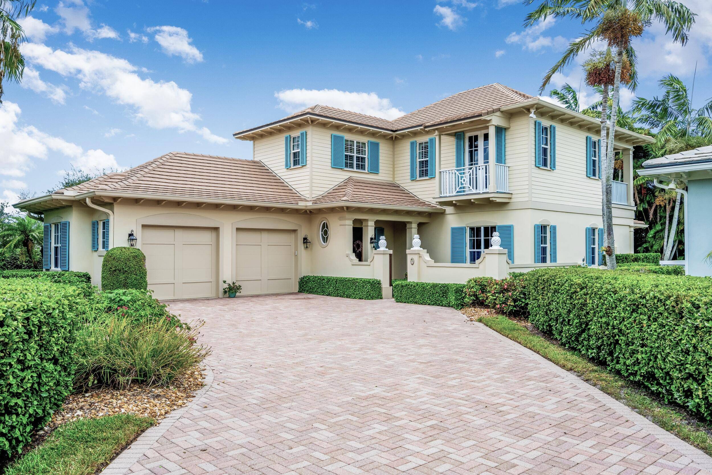 Meticulously maintained Hamilton plan traditional 3 bedroom study on generous.