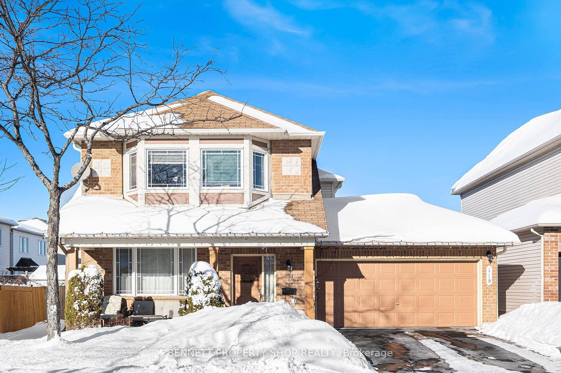 Charming 3 Bedroom Home in Family Friendly Barrhaven !