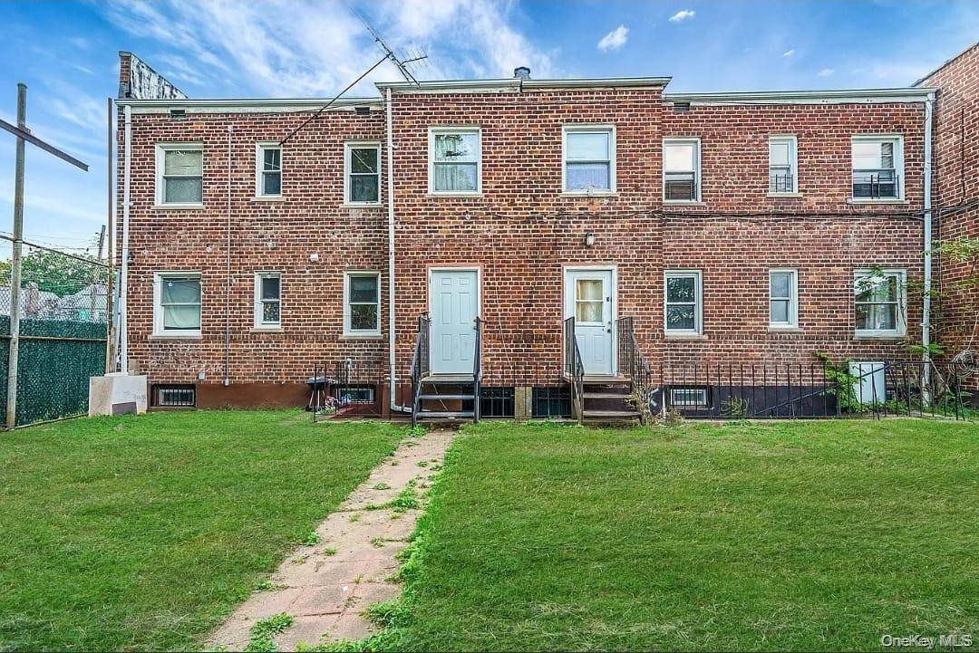 Multi Family Home for sale, Each Unit features 3 bedrooms.