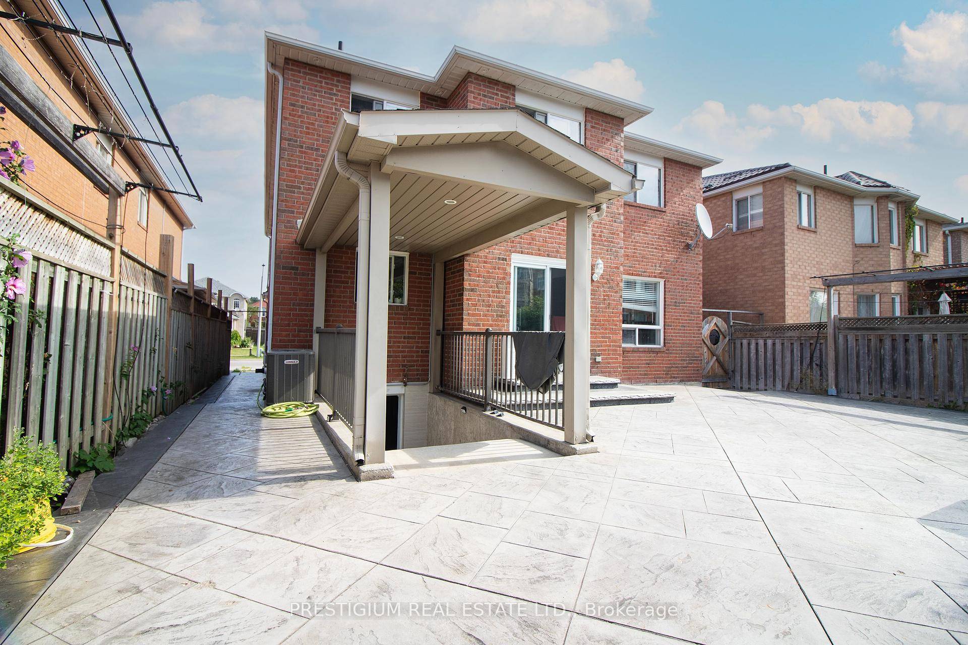 5 minute walk to Bus Route 61, connected to Sheridan College and City Center.