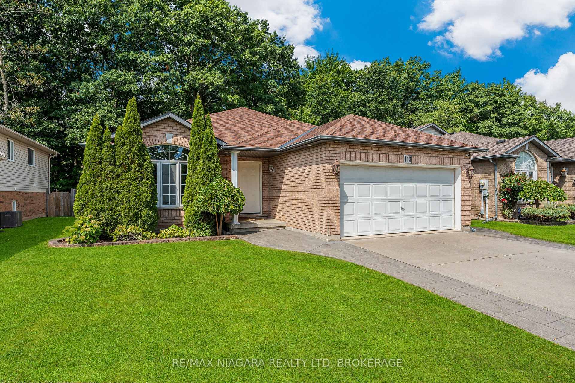 Welcome to this beautifully updated 2 1 bedroom, 2 bath side split on Welland's west side, offering nearly 2, 500 sq.