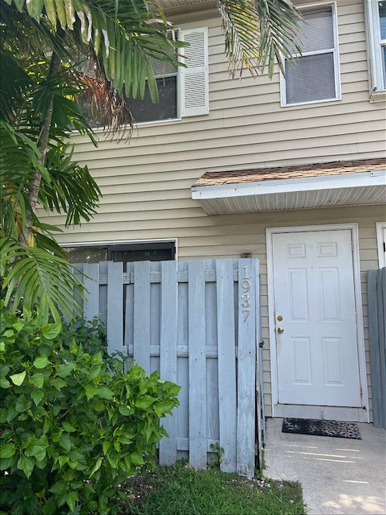 Great opportunity to own a fee simple townhouse in popular Edgewater Townhomes, that is ready to update to your taste and budget, and priced accordingly.