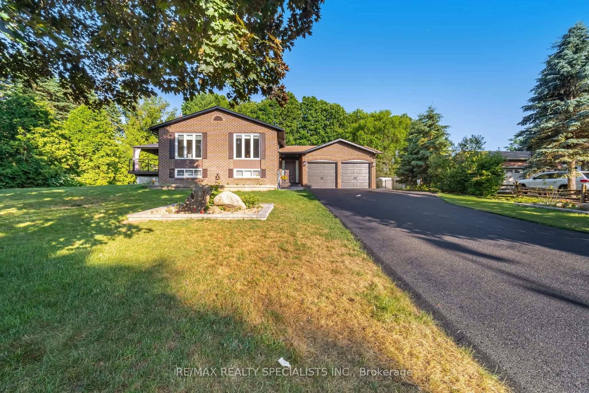 Stunning Raised Bungalow on One of Caledon East's Most Desirable Streets !