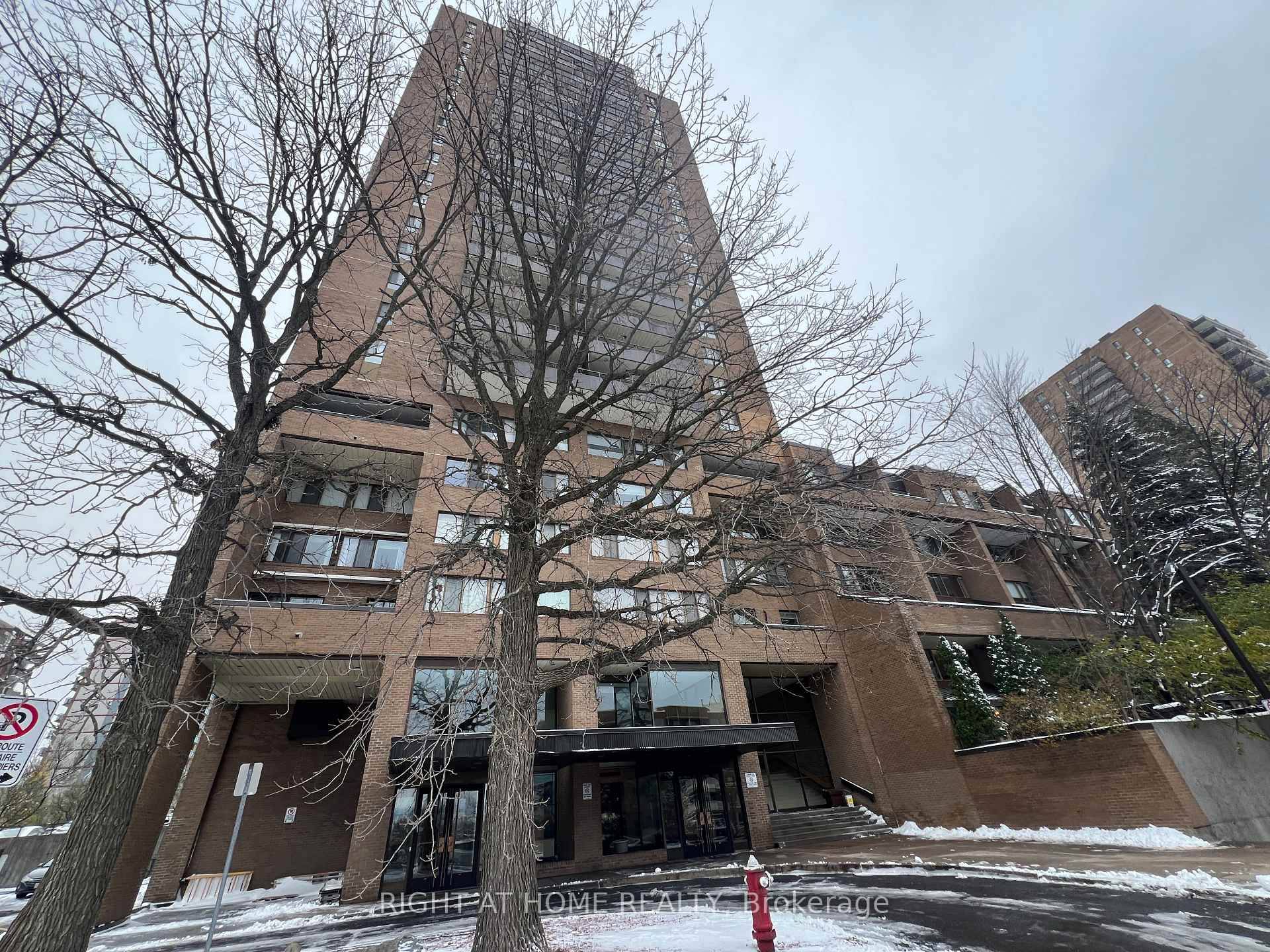 For lease at 2, 400 month, this newly renovated 2 bedroom, 1 bathroom condo offers stunning panoramic views of the Gatineau Hills and downtown Ottawa.