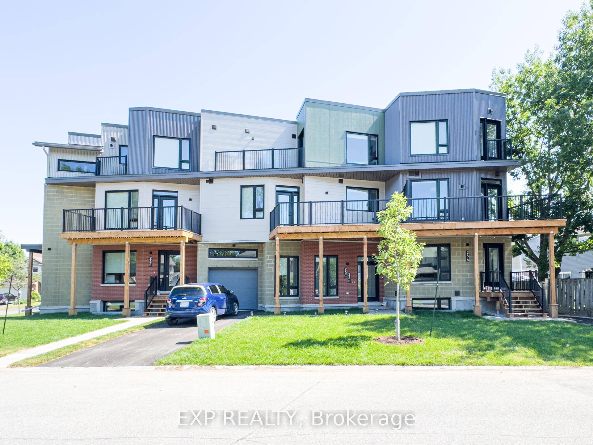 Welcome to 25 Fair Oaks located in Craig Henry close to transit, parks and amenities.