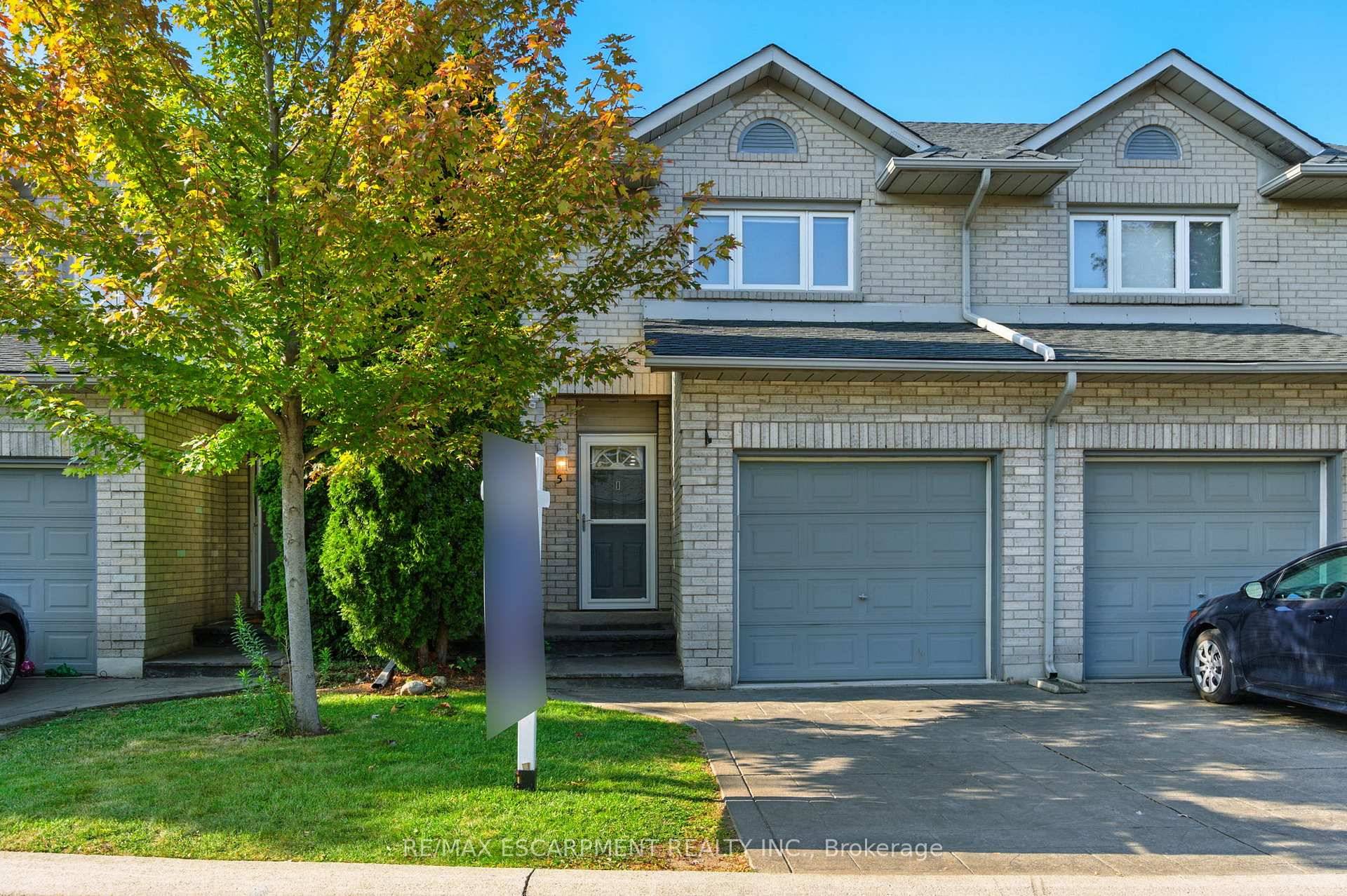 Nestled at the foot of the scenic Stoney Creek escarpment, this charming townhouse offers the perfect blend of comfort and convenience.