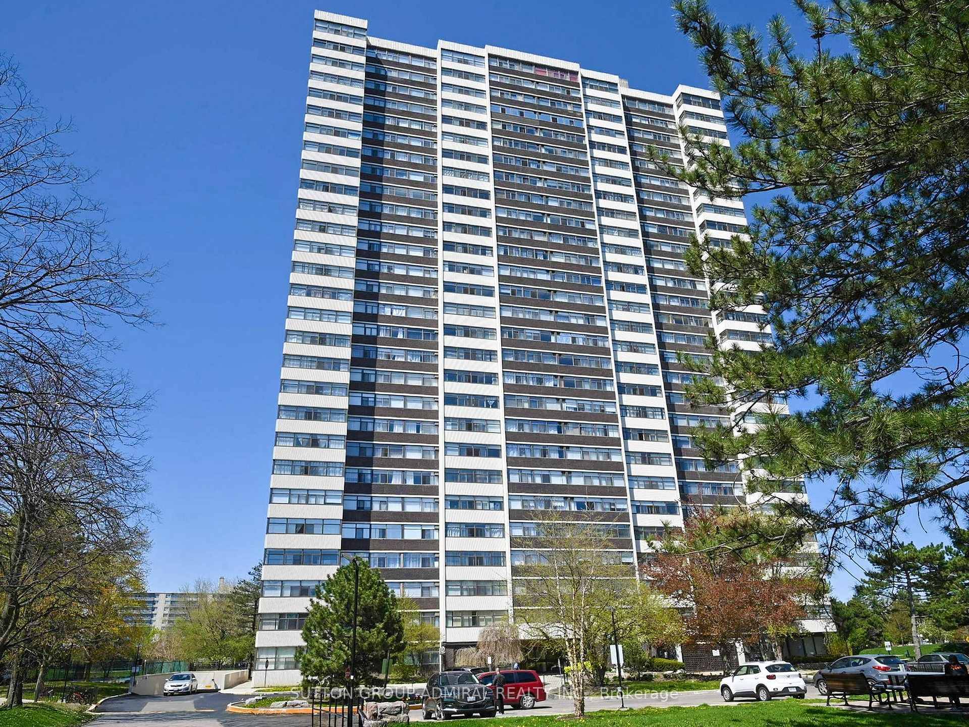 Spacious 2 Bedroom Condo in Prime Location Welcome to this well maintained and generously sized 2 bedroom condo offering a bright and functional layout The spacious galley kitchen features a ...