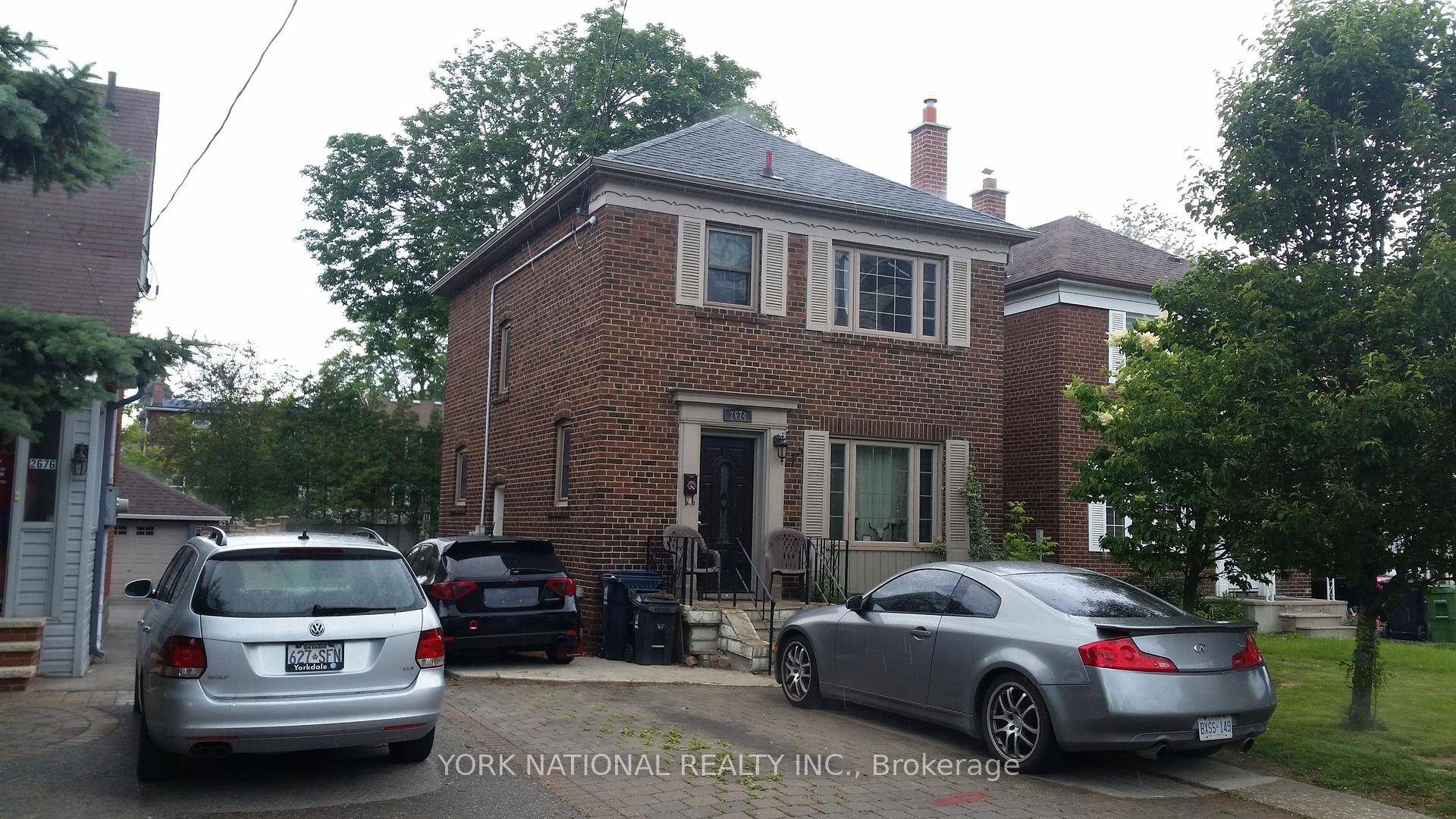 This fully detached 3 bedroom home with 2 full bathrooms and completely finished lower level.