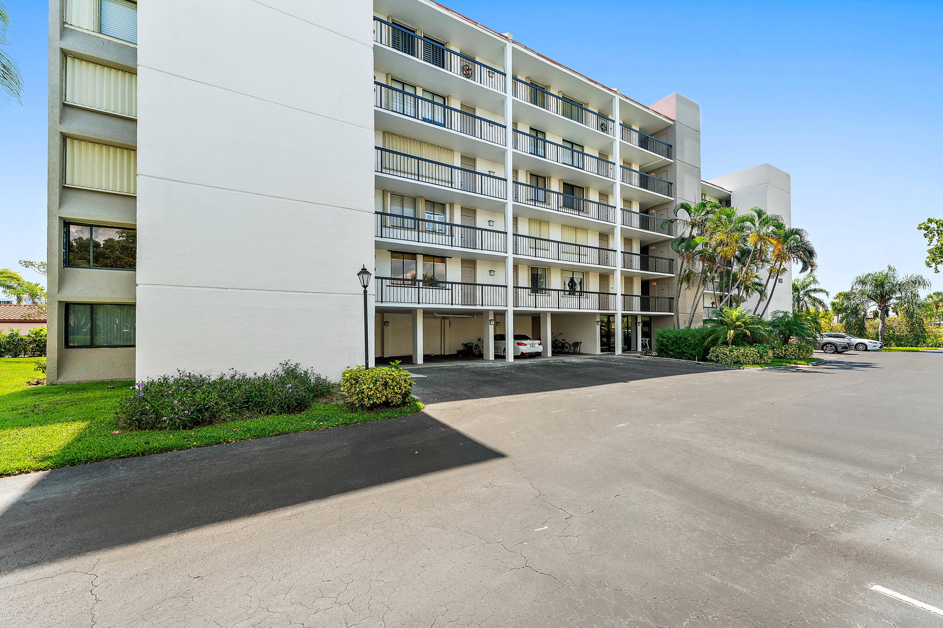 Available 2026 Season. Fully furnished spacious 1800 SF 2 Bedrm plus Den in an elevator bldg with phone entry.