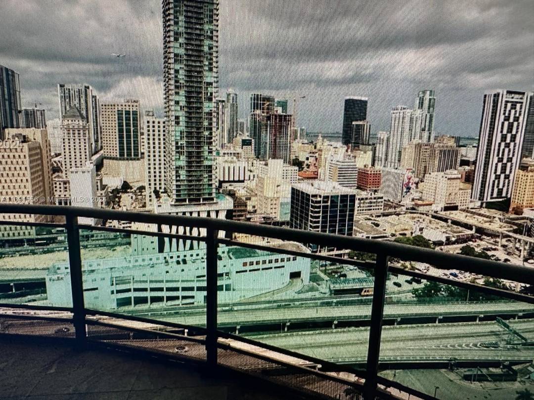 STUNNING CITY AND MIAMI RIVER VIEWS FORM THIS 2 BDRMS 2 BTH IN THE HEART OF BRICKELL amp ; DOWNTOWN.