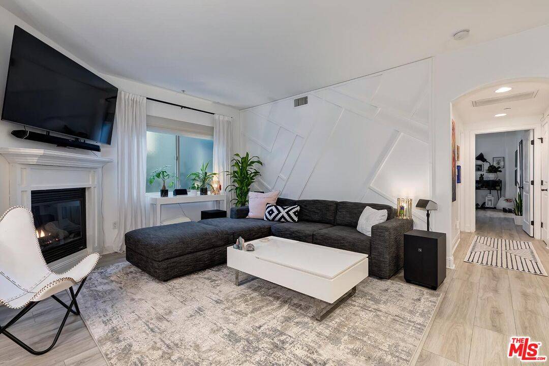 5037 Rosewood Ave 2BR Mid Wilshire La