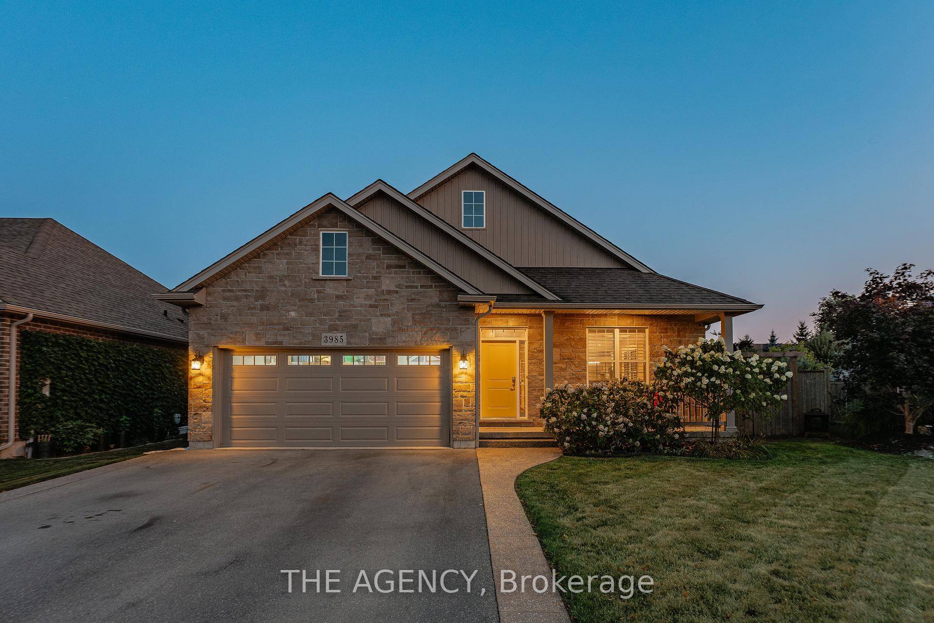 Welcome to 3985 Lower Coach Road, a beautifully maintained open concept bungalow set on a large reverse pie shaped lot in one of Stevensvilles most coveted neighbourhoods.