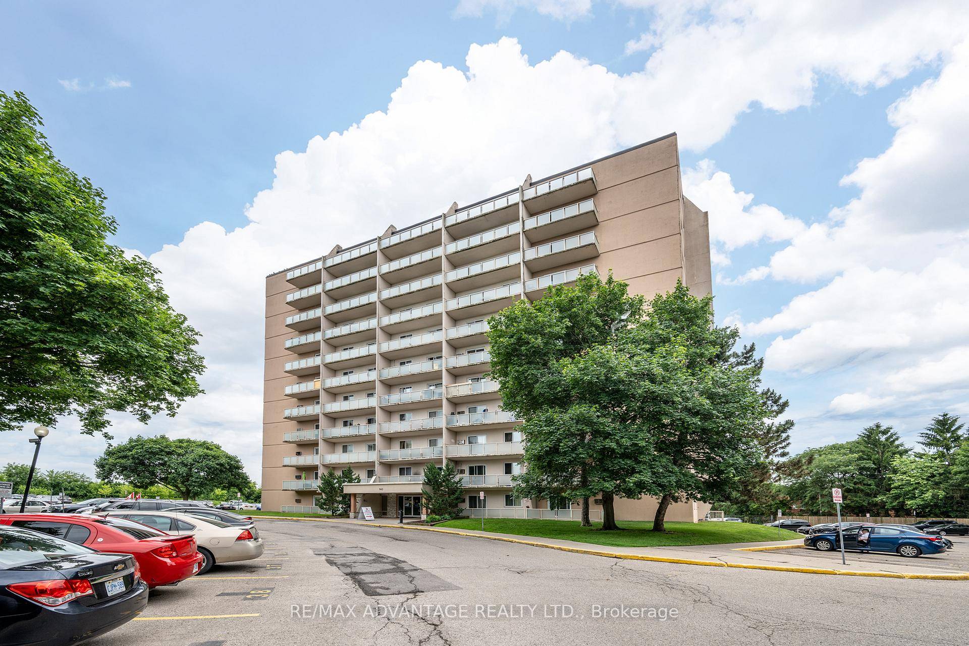 Cute as a button one bedroom condo located at Sunrise Condos !