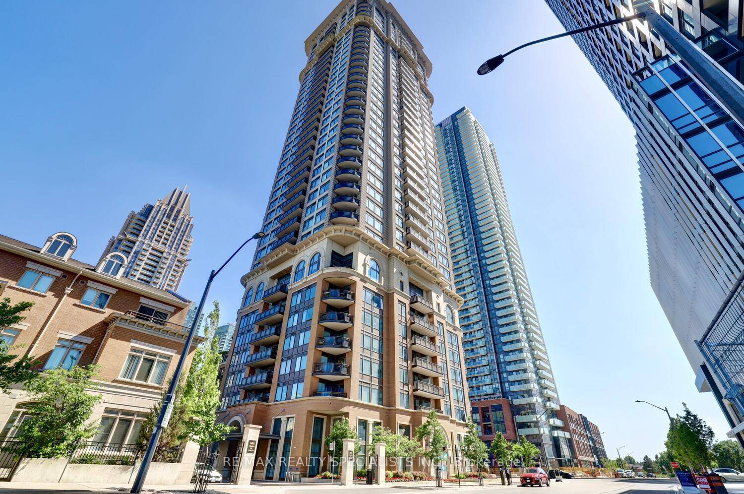 Fantastic 2 bedroom 2 bathroom apartment located at the sought after Chicago Condominiums in the heart of central Mississauga just steps to Square One Shopping Centre.