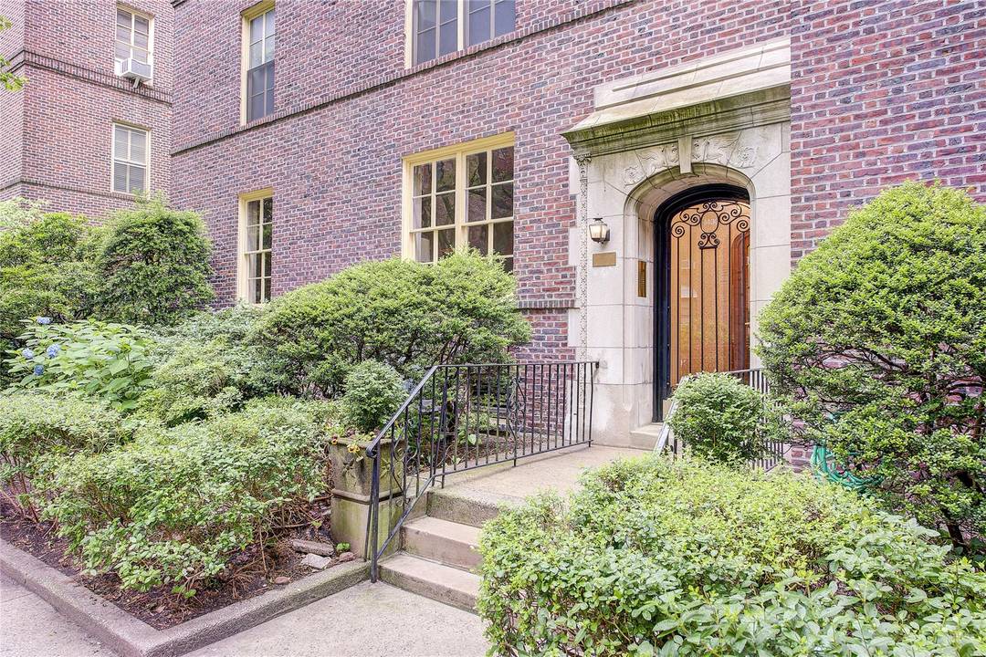 Exceptional opportunity to create your dream home in one of Jackson Heights' most iconic prewar co ops.