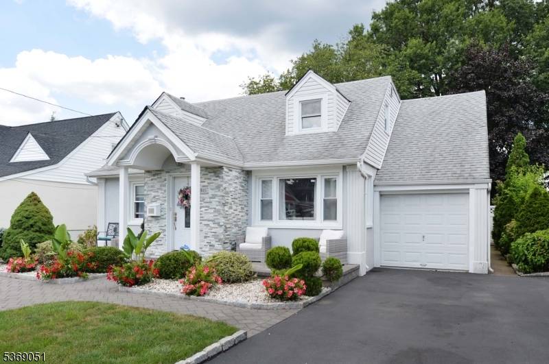 Beautifully Updated 6BR 4BA Home in Prime Location !