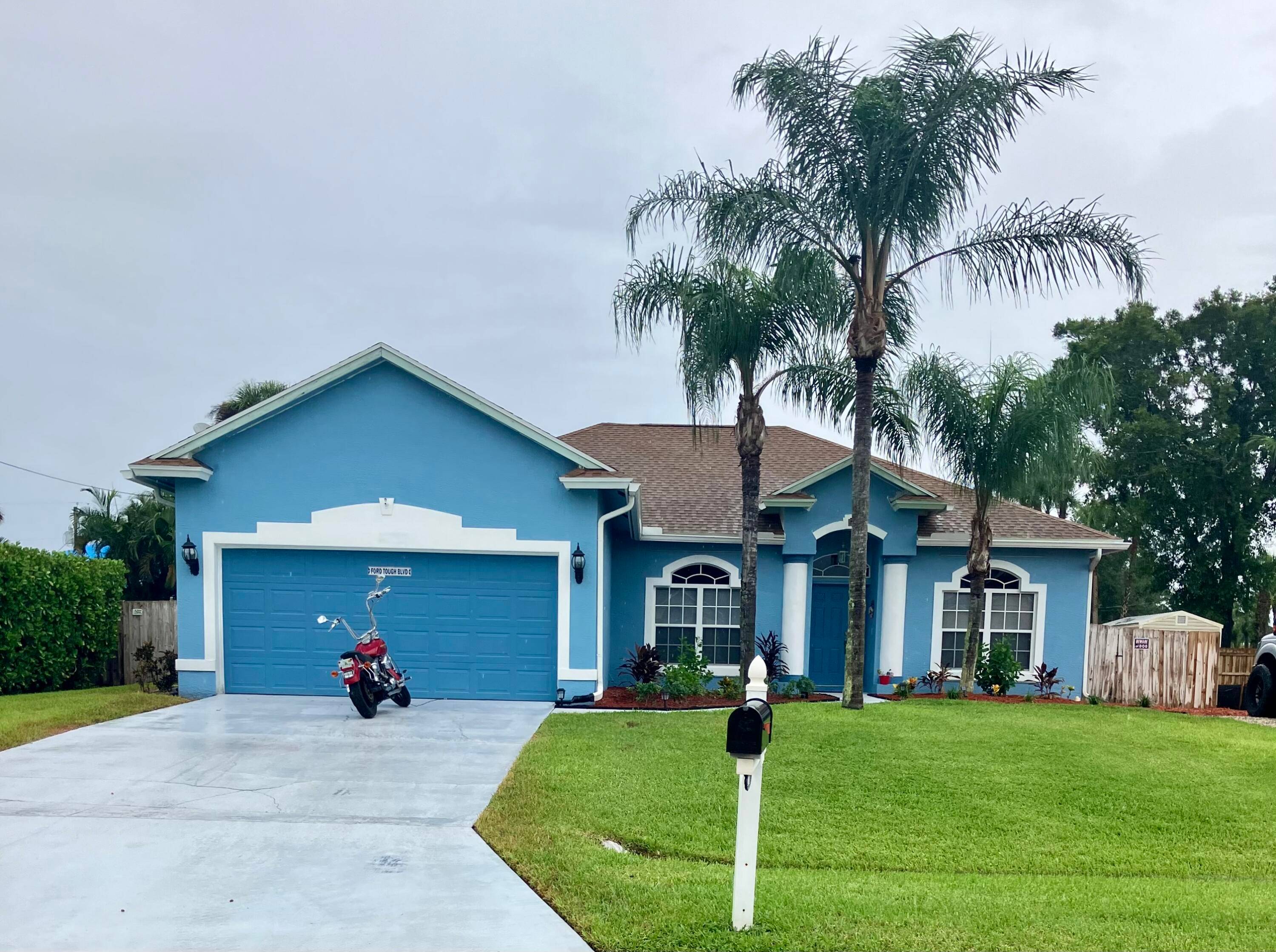 Welcome Home ! Check out this beautifully landscaped 4 2 2 in Oak Hammock.