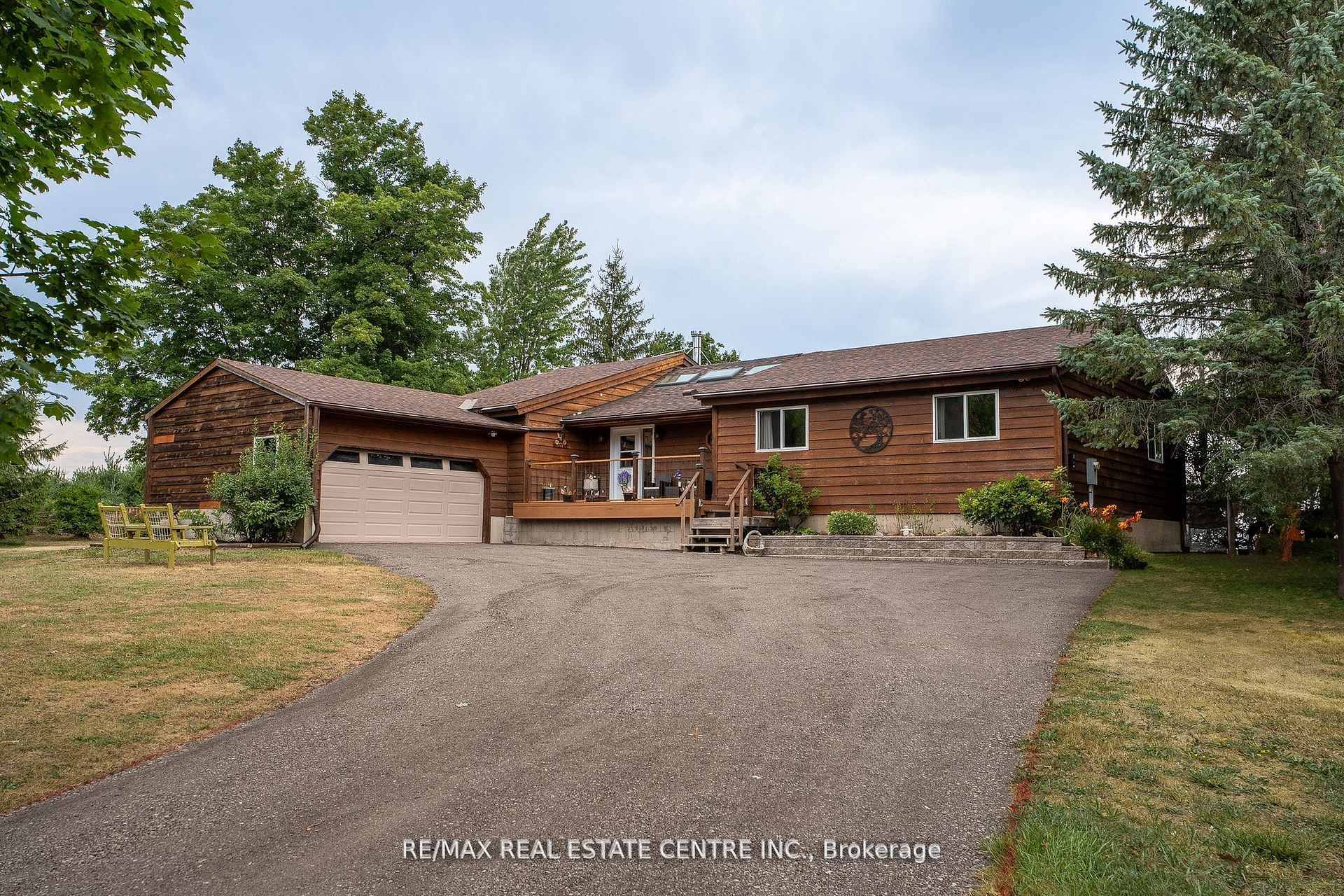 For the first time ever, this spacious 3 1 bedroom bungalow is ready for its next chapter.