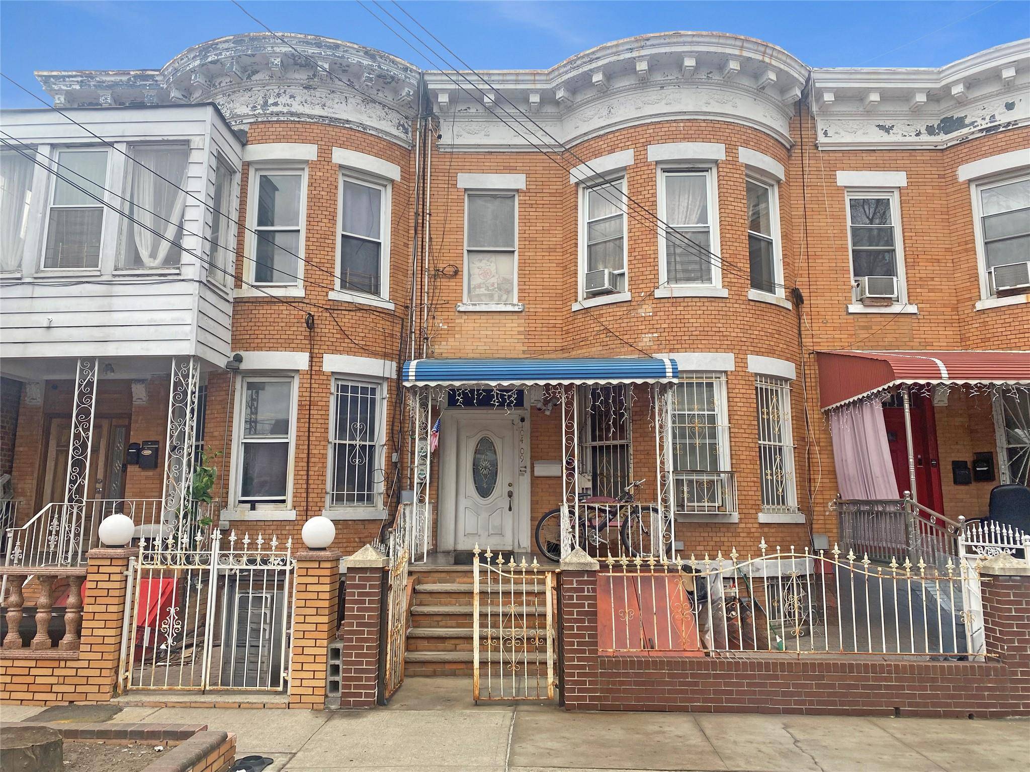 Brick attached two family convenient to shopping and transportation