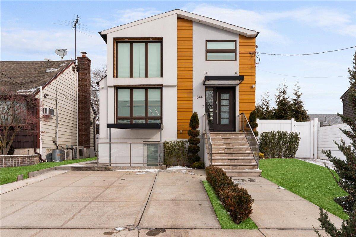 Welcome to 544 Oxford rd in Cedarhurst !
