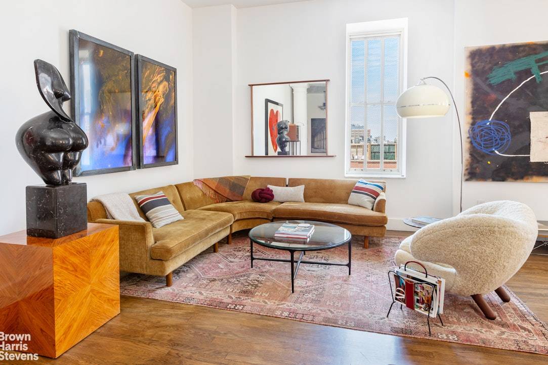 RARE AND BRIGHT ART DECO LOFTPerched on the 8th floor of a gorgeous art deco condo, this airy, renovated corner loft receivesbright, natural light from oversized windows and multiple exposures.