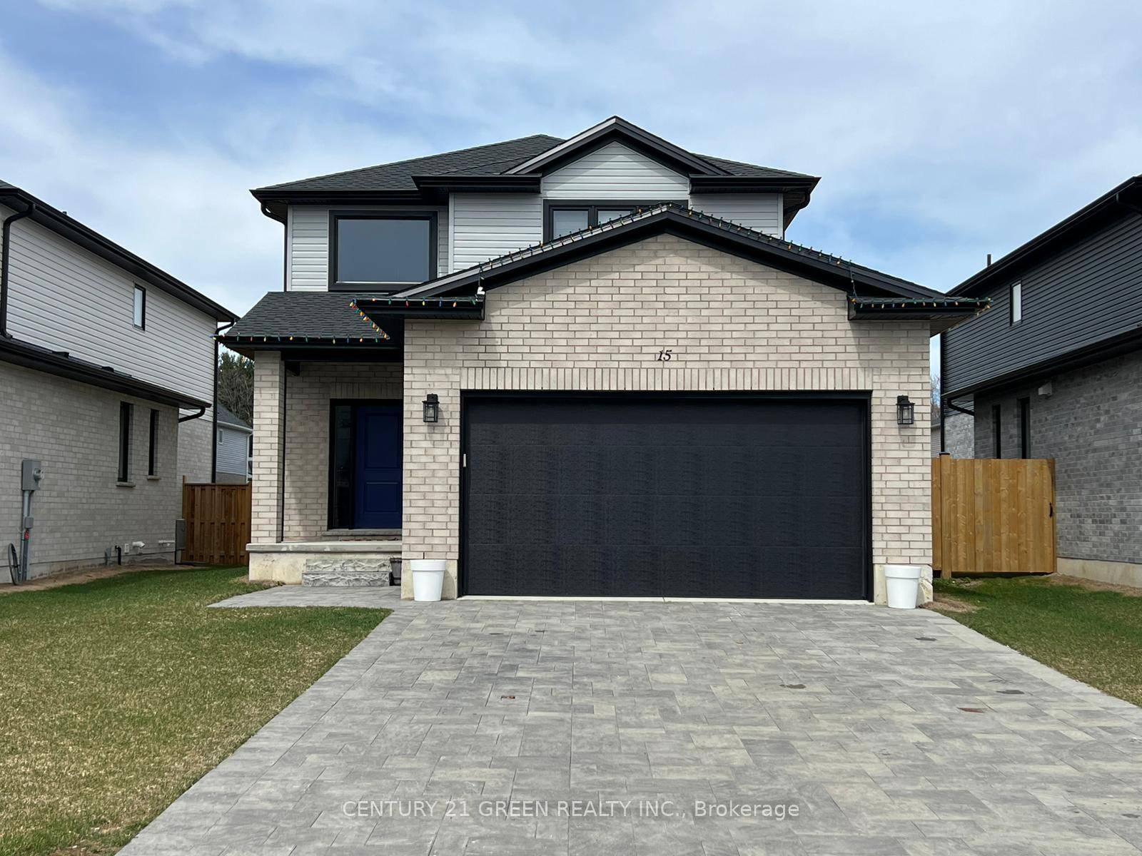 Beautiful and sunfilled detached home in the quiet neighbourhood of Mount Brydges.