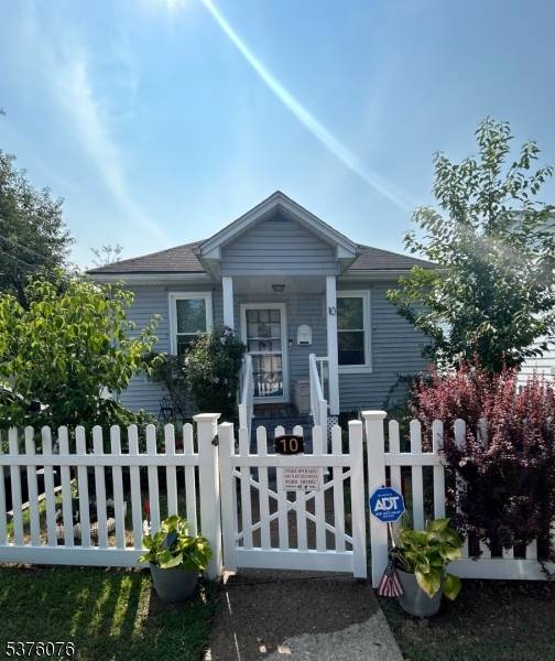 Cottage style ranch home with two bedrooms and 1 full bath in desirable Hawthorne.