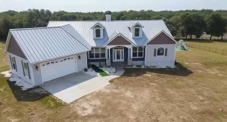 Experience total privacy and peaceful country living on 11 breathtaking acres in Umatilla !