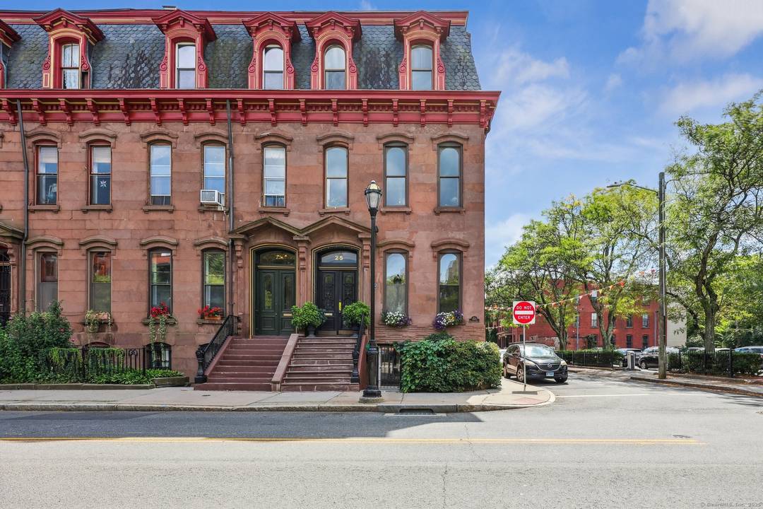 This sophisticated yet comfortable townhouse condo offers a unique opportunity in Downtown Hartford.