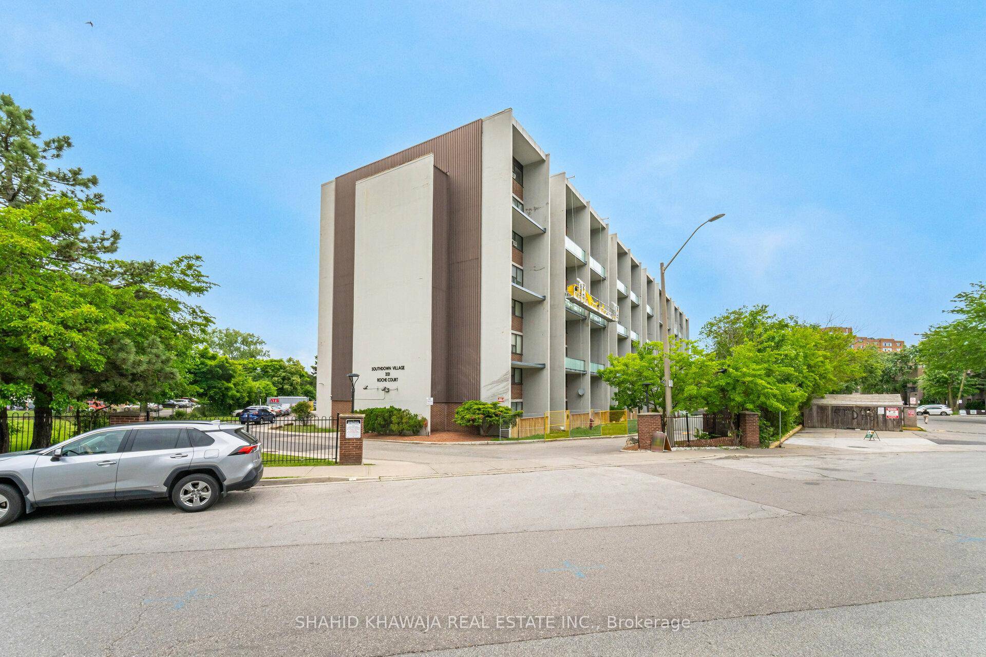 Welcome To This Spacious And Well Maintained 3 Bedroom, 2 Bathroom Condo At 2121 Roche Court.