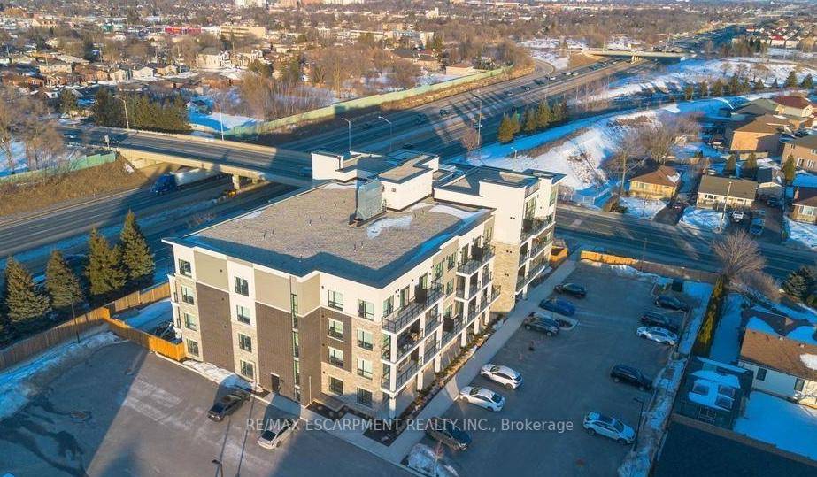 Welcome to this beautiful 2 bedroom, 2 bathroom condo in the heart of Hamilton Mountain !