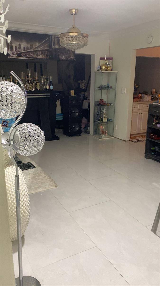 This is nice renovated home with a 3 Bedrooms 2 bath and 1 car garage en great condition, sunking livingroom.