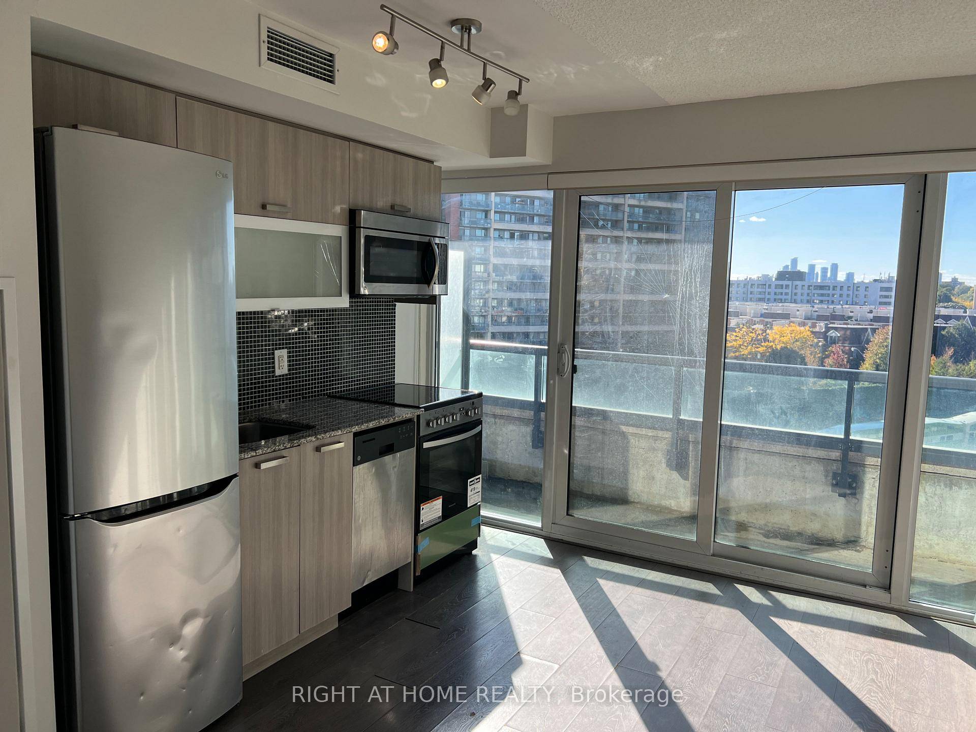 Experience urban living at its best in this bright and stylish 1 bedroom condo at Edge on Triangle Park, located at 36 Lisgar Street in the heart of Little Portugal.