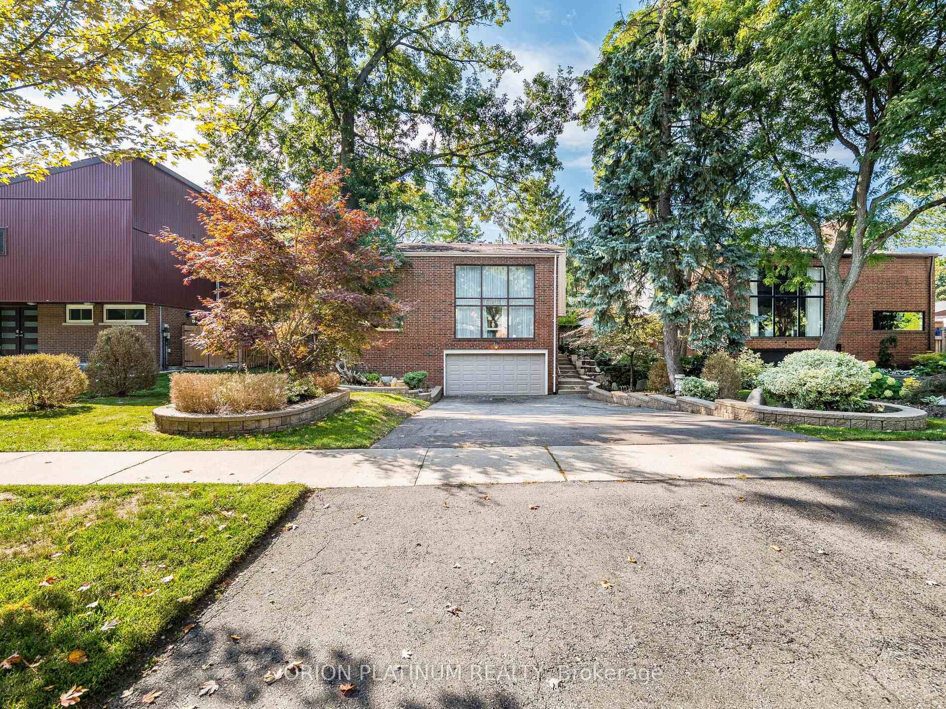 Welcome to 3636 Pitch Pine Cres !