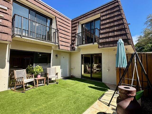 Meticulously upgraded townhouse in Palm Beach Gardens, 2 large bedrooms, 2.
