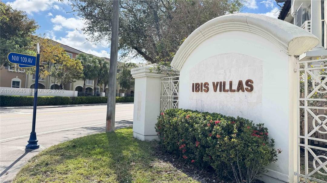 Modern and fully renovated townhouse located at Ibis Villas, Doral Fl.
